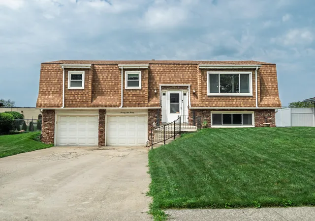 Photo 1 of Single family home for sale at 7920 E Massachusetts St, Merrillville, IN 46410 | MLS# 844787 | Listing updated on 2026-10-03
