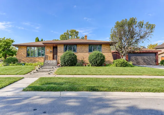 Photo 1 of Single family home for sale at 9500 Lilac Ln, Munster, IN 46321 | MLS# 844928 | Listing updated on 2026-09-07