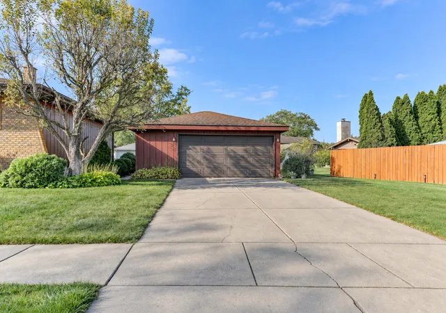 Photo 2 of Single family home for sale at 9500 Lilac Ln, Munster, IN 46321 | MLS# 844928 | Listing updated on 2026-09-07