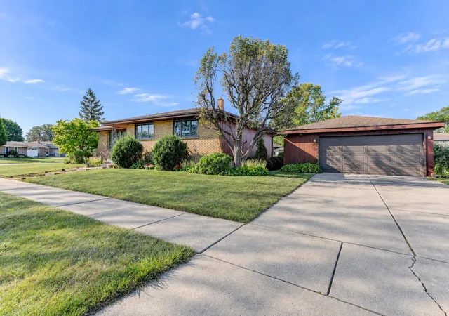 Photo 3 of Single family home for sale at 9500 Lilac Ln, Munster, IN 46321 | MLS# 844928 | Listing updated on 2026-09-07