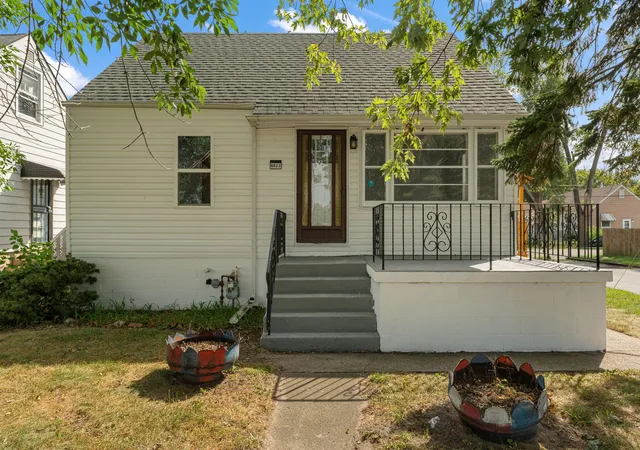 Photo 2 of Single family home for sale at 6823 Columbia Ave, Hammond, IN 46324 | MLS# 845019 | Listing updated on 2026-09-21