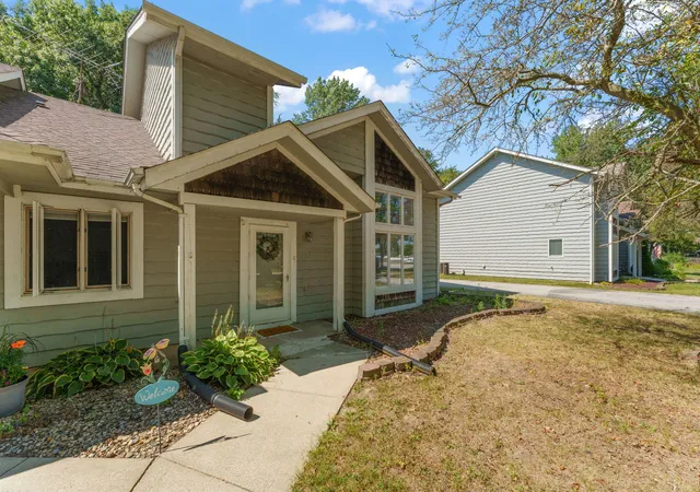 Photo 2 of Townhouse for sale at 227 Clinton St, Lowell, IN 46356 | MLS# 845017 | Listing updated on 2026-10-02