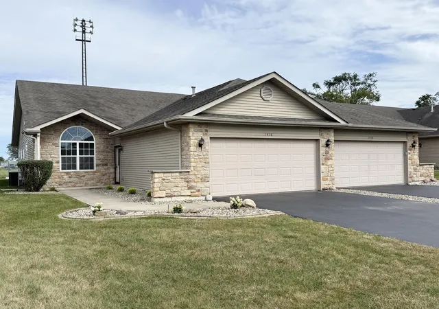 Photo 2 of Sale Pending at 1416 Bohling Pl, Crown Point, IN 46307 | MLS# 845074 | Listing updated on 2026-09-29