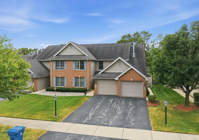 Photo 2 of Sale Pending at 1065 Lakewood Ct, Schererville, IN 46375 | MLS# 845105 | Listing updated on 2026-09-21