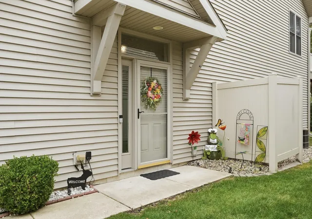 Photo 4 of Sale Pending at 1065 Lakewood Ct, Schererville, IN 46375 | MLS# 845105 | Listing updated on 2026-09-21
