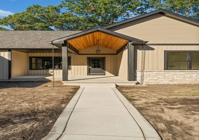 Photo 3 of Single family home for sale at 11822 Lilac St, De Motte, IN 46310 | MLS# 846034 | Listing updated on 2026-10-02