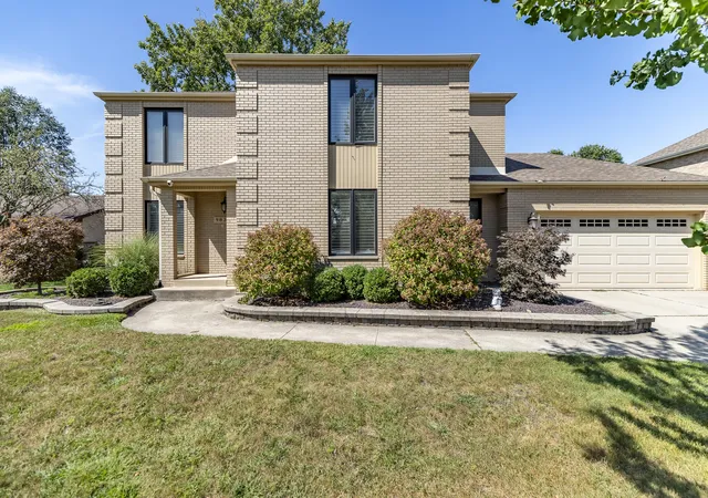 Photo 2 of Single family home for sale at 9832 Twin Crk Blvd, Munster, IN 46321 | MLS# 845214 | Listing updated on 2026-09-29