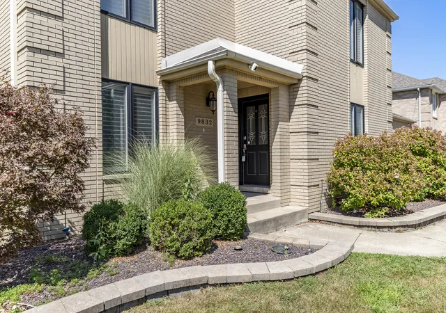 Photo 3 of Single family home for sale at 9832 Twin Crk Blvd, Munster, IN 46321 | MLS# 845214 | Listing updated on 2026-09-29
