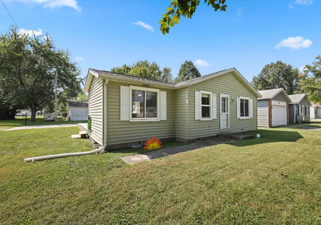 Photo 2 of Single family home for sale at 911 Harrison St, Frankton, IN 46044 | MLS# 845285 | Listing updated on 2026-09-28