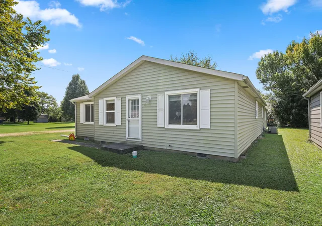 Photo 3 of Single family home for sale at 911 Harrison St, Frankton, IN 46044 | MLS# 845285 | Listing updated on 2026-09-28