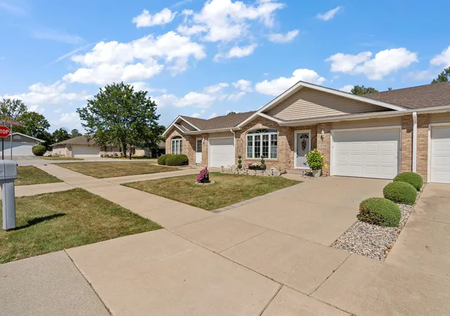 Photo 2 of Townhouse for sale at 3723 Sandalwood Dr, Highland, IN 46322 | MLS# 845250 | Listing updated on 2026-09-21