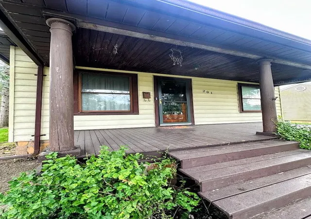 Photo 3 of Single family home for sale at 201 S 8th Street, Chesterton, IN 46304 | MLS# 845277 | Listing updated on 2026-09-17