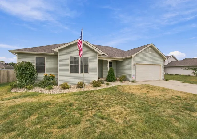 Photo 2 of Single family home for sale at 128 Ironwood St Nw, De Motte, IN 46310 | MLS# 845514 | Listing updated on 2026-09-29