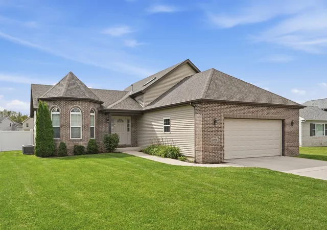 Single family home for sale at 6828 Wallace St, Merrillville, IN 46410 | MLS# 845800