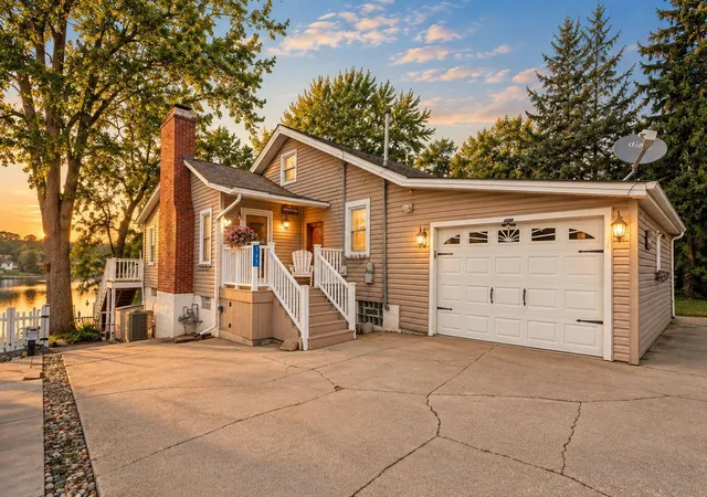 Photo 1 of Sale Pending at 567 S Lakeview Dr, Lowell, IN 46356 | MLS# 845580 | Listing updated on 2026-09-23