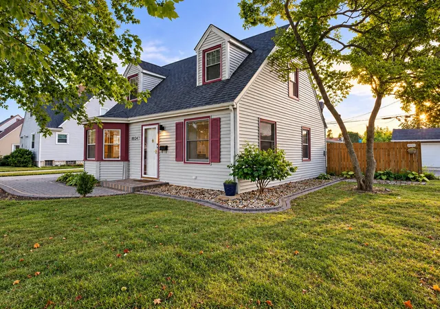 Photo 3 of Sale Pending at 8934 Bunker Hl Dr, Munster, IN 46321 | MLS# 845589 | Listing updated on 2026-09-28