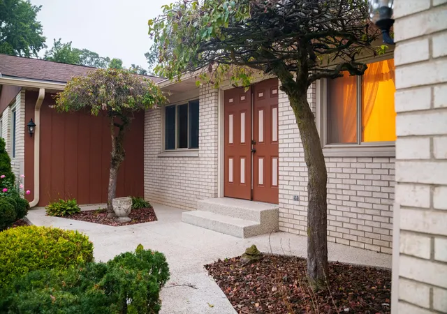 Photo 3 of Single family home for sale at 2633 N Stuyvesant Ln, La Porte, IN 46350 | MLS# 845598 | Listing updated on 2026-09-21