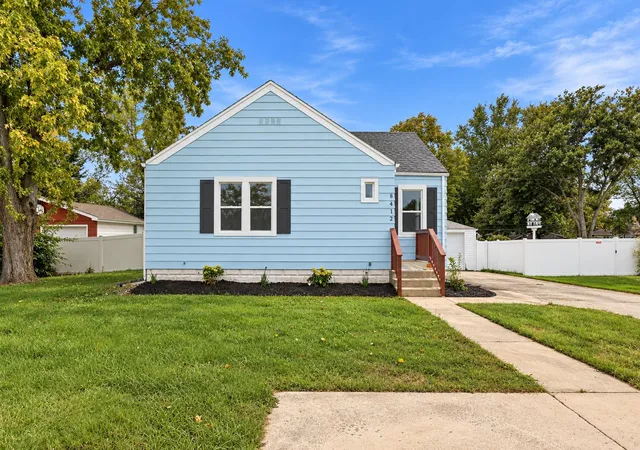 Single family home for sale at 8412 W Taft St, Merrillville, IN 46410 | MLS# 845916