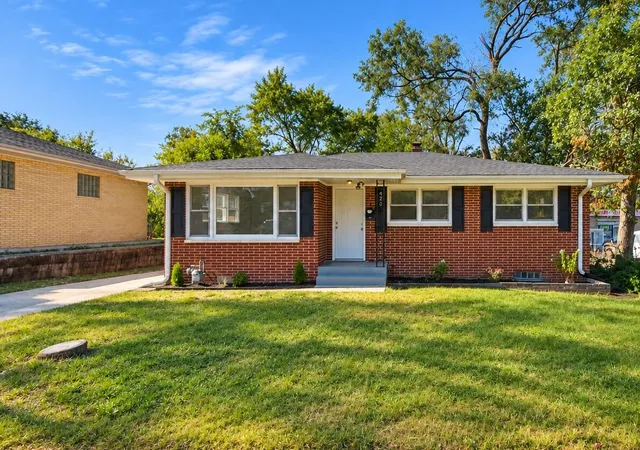 Photo 2 of Single family home for sale at 420 N Lake St, Gary, IN 46403 | MLS# 846020 | Listing updated on 2026-10-06