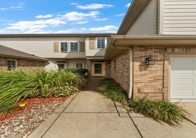 Photo 2 of Townhouse for sale at 8092 Tuckaway Ct, Crown Point, IN 46307 | MLS# 845569 | Listing updated on 2026-09-30
