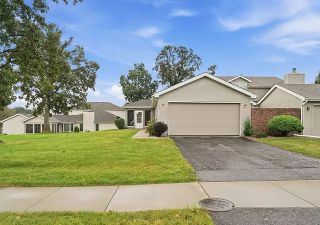 Photo 2 of Sale Pending at 433 Deerpath Dr W, Schererville, IN 46375 | MLS# 845561 | Listing updated on 2026-09-24