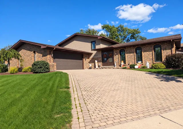 Photo 1 of Single family home for sale at 2605 Osage Dr, Dyer, IN 46311 | MLS# 845484 | Listing updated on 2026-10-05