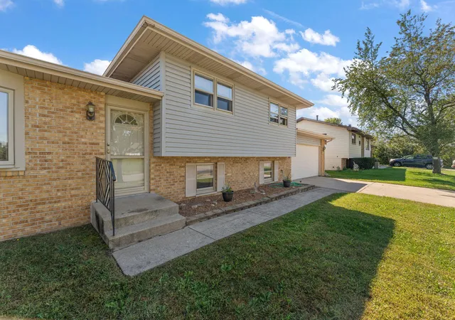 Photo 2 of Sale Pending at 7465 Grant St, Merrillville, IN 46410 | MLS# 846126 | Listing updated on 2026-10-04