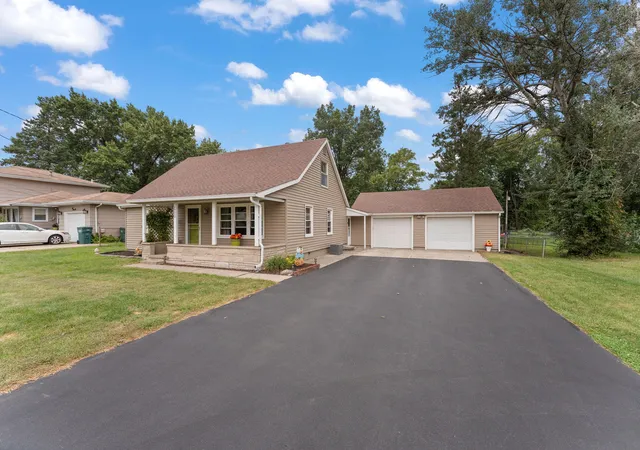 Photo 1 of Single family home for sale at 1703 E Glendale Blvd, Valparaiso, IN 46383 | MLS# 845626 | Listing updated on 2026-09-20