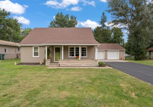 Photo 2 of Single family home for sale at 1703 E Glendale Blvd, Valparaiso, IN 46383 | MLS# 845626 | Listing updated on 2026-09-20