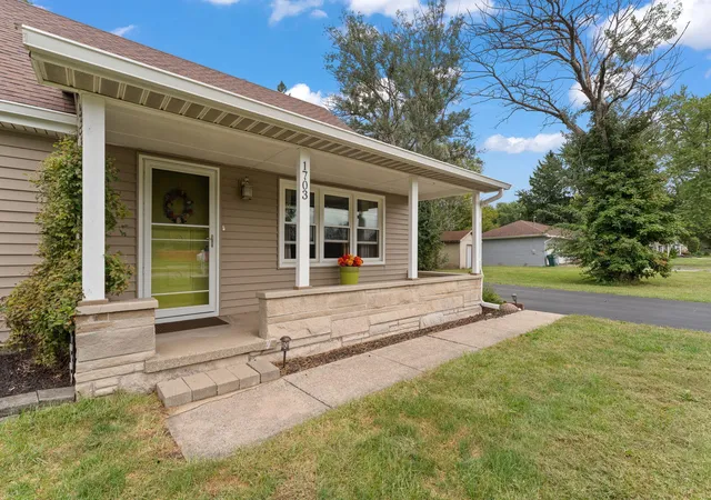 Photo 3 of Single family home for sale at 1703 E Glendale Blvd, Valparaiso, IN 46383 | MLS# 845626 | Listing updated on 2026-09-20