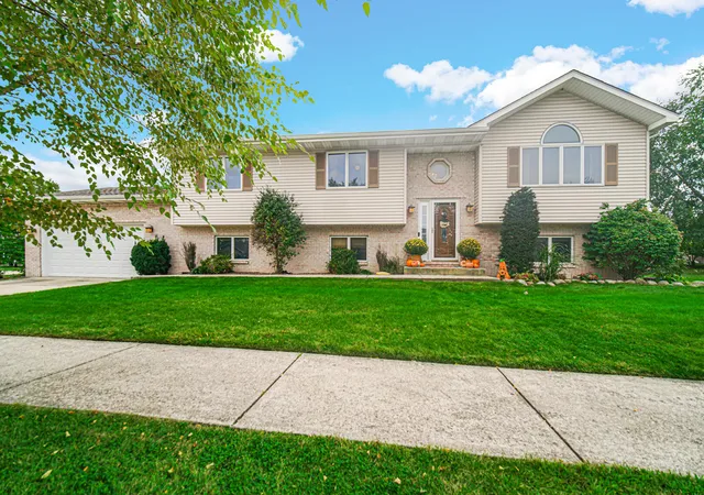 Single family home for sale at 1509 Mockingbird Dr, Crown Point, IN 46307 | MLS# 845707