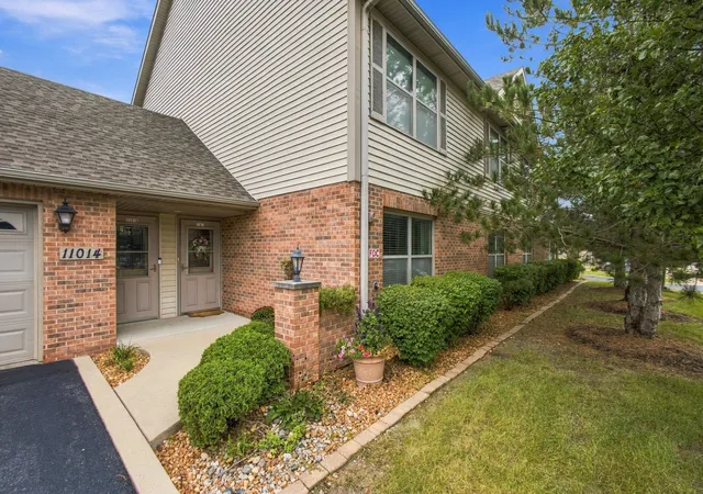 Photo 1 of Condo for sale at 11014 Beacon Ct, Saint John, IN 46373 | MLS# 845685 | Listing updated on 2026-09-21