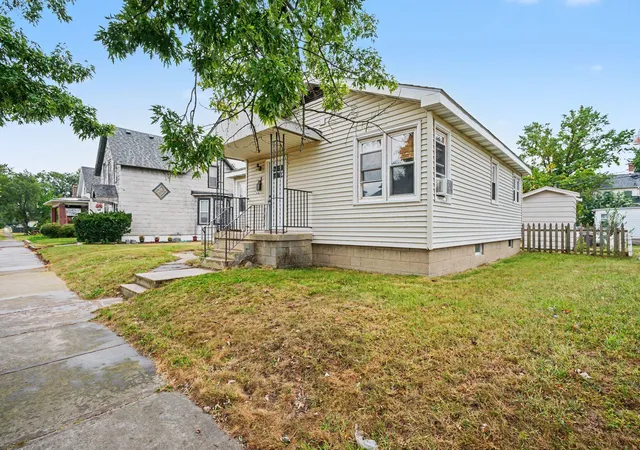 Photo 2 of Single family home for sale at 305 Dupage St, Michigan City, IN 46360 | MLS# 845782 | Listing updated on 2026-09-23