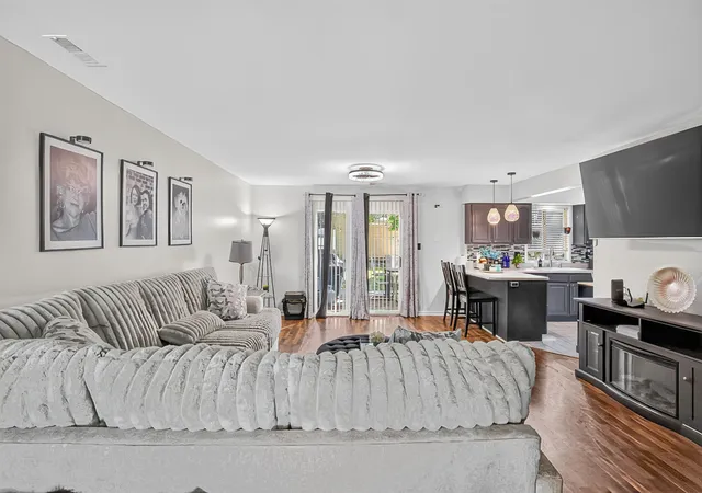 Photo 4 of Condo for sale at 901 Beacon Dr, Hobart, IN 46342 | MLS# 845619 | Listing updated on 2026-09-30