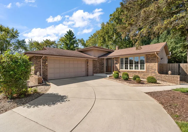 Photo 3 of Single family home for sale at 9436 Verbena Dr, Munster, IN 46321 | MLS# 845631 | Listing updated on 2026-10-01