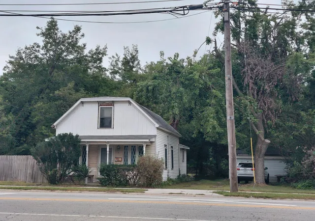 Single family home for sale at 219 S Broad St, Griffith, IN 46319 | MLS# 845658