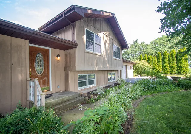 Photo 2 of Single family home for sale at 184 S 200 West, Valparaiso, IN 46385 | MLS# 845664 | Listing updated on 2026-09-21