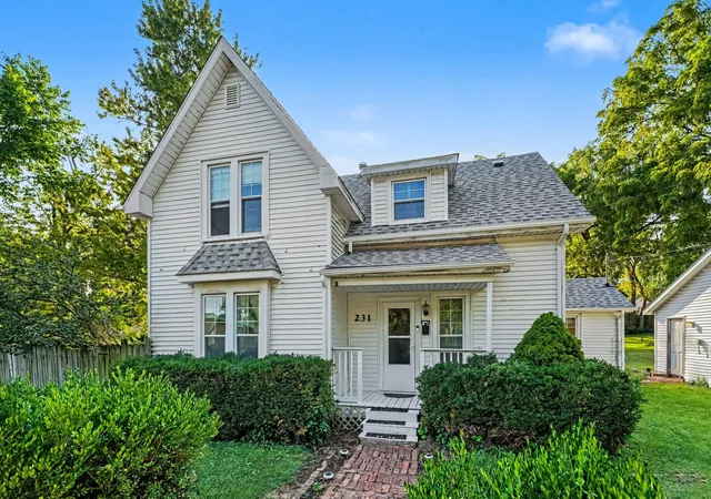 Photo 1 of Single family home for sale at 231 N Fremont St, Lowell, IN 46356 | MLS# 845669 | Listing updated on 2026-10-01