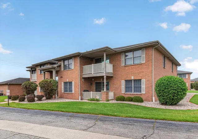 Photo 2 of Sale Pending at 9824 Wildwood Ct #1d, Highland, IN 46322 | MLS# 845848 | Listing updated on 2026-10-05