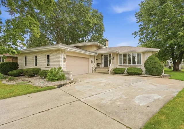 Photo 1 of Single family home for sale at 526 Cedar Ct, Munster, IN 46321 | MLS# 845754 | Listing updated on 2026-09-22