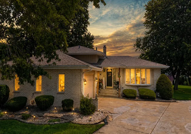 Photo 2 of Single family home for sale at 526 Cedar Ct, Munster, IN 46321 | MLS# 845754 | Listing updated on 2026-09-22