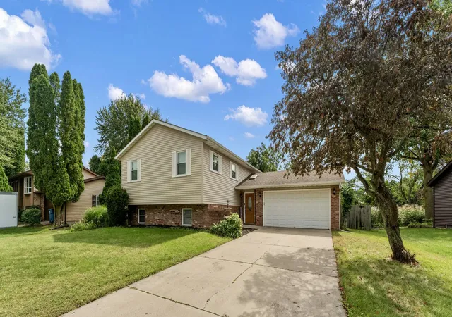 Single family home for sale at 301 Primrose Cir, Chesterton, IN 46304 | MLS# 845780