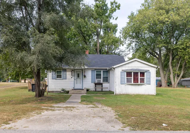 Photo 1 of Single family home for sale at 412 N Lincoln St, Morocco, IN 47963 | MLS# 845783 | Listing updated on 2026-10-05