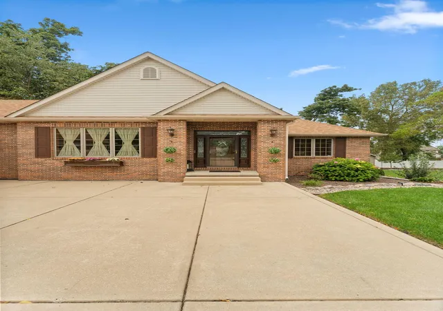 Photo 3 of Single family home for sale at 29 Woodruft Dr, Valparaiso, IN 46385 | MLS# 845792 | Listing updated on 2026-09-23