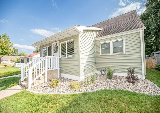 Photo 1 of Single family home for sale at 822 E Jefferson Ave, La Porte, IN 46350 | MLS# 845825 | Listing updated on 2026-09-24