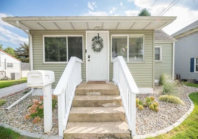 Photo 2 of Single family home for sale at 822 E Jefferson Ave, La Porte, IN 46350 | MLS# 845825 | Listing updated on 2026-09-24