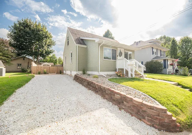 Photo 4 of Single family home for sale at 822 E Jefferson Ave, La Porte, IN 46350 | MLS# 845825 | Listing updated on 2026-09-24