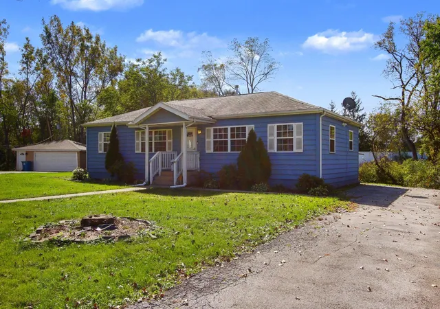 Photo 3 of Single family home for sale at 353 Maple St, Crown Point, IN 46307 | MLS# 846508 | Listing updated on 2026-10-08