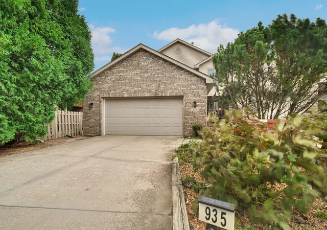 Townhouse for sale at 935 High Meadow Dr, Crown Point, IN 46307 | MLS# 845919