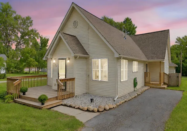 Photo 1 of Single family home for sale at 825 Carnation St Se, De Motte, IN 46310 | MLS# 845840 | Listing updated on 2026-09-29